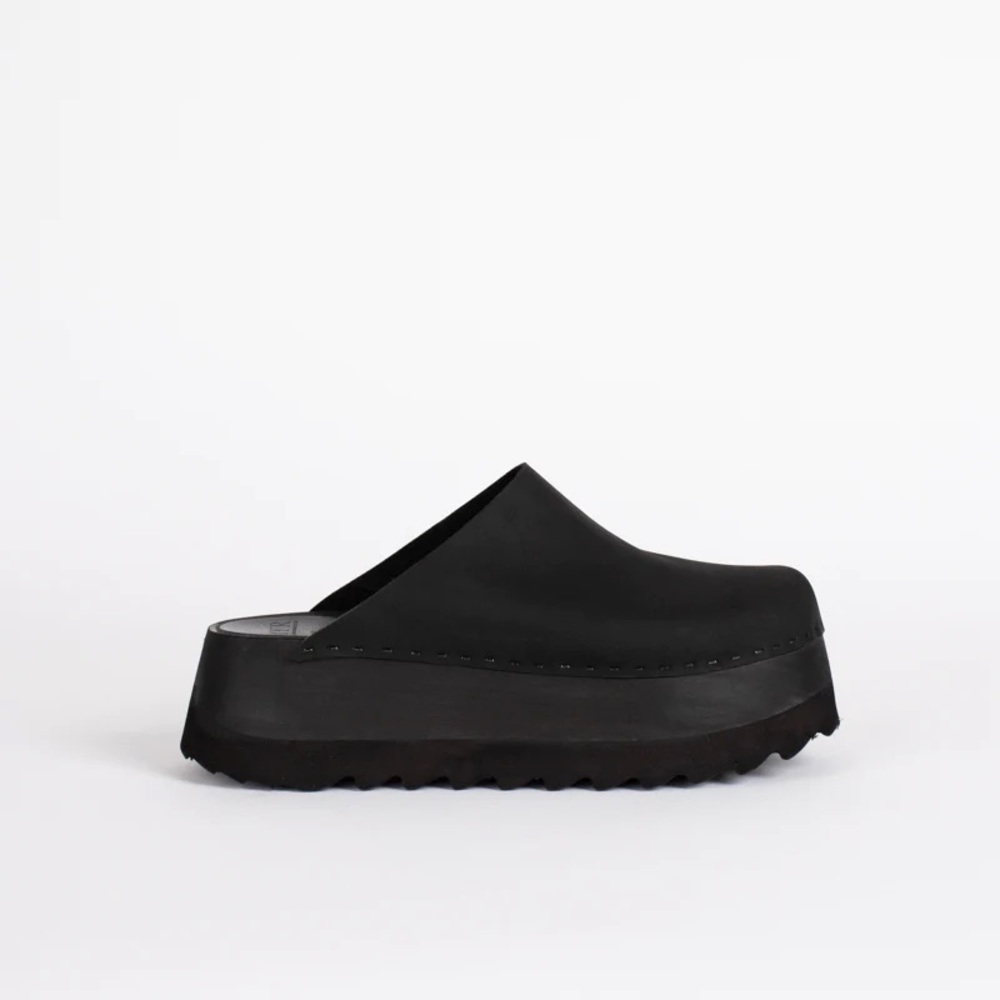 Bryr Chonk Black Clog